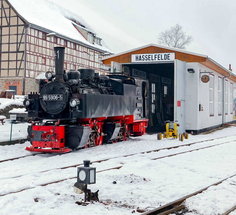 99 5906-5 vor Lokschuppen Hasselfelde